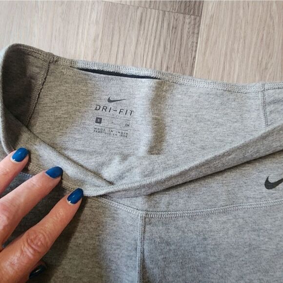 Nike Women's Cropped Leggings Small - Picture 3 of 4